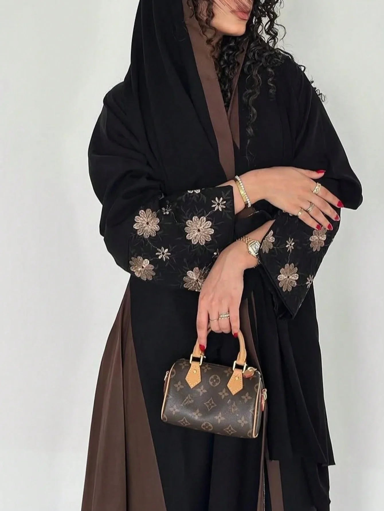 عباية أنيقة بأكمام واسعة مطرزة