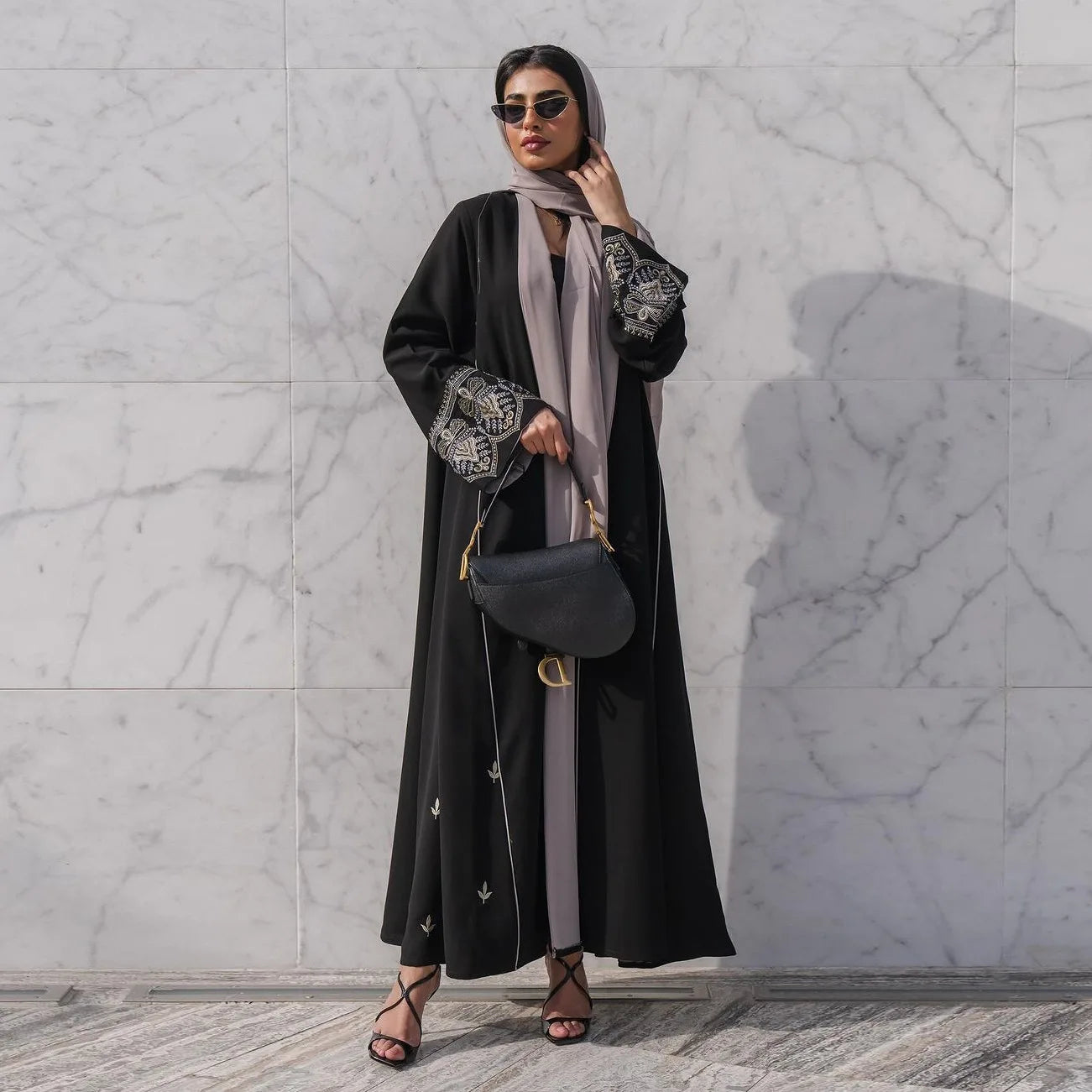 عباية عصرية بأكمام طويلة مطرزة ونقوش جانبية