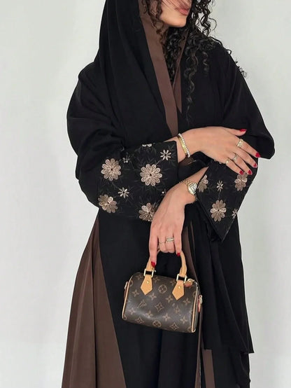 عباية أنيقة بأكمام واسعة مطرزة