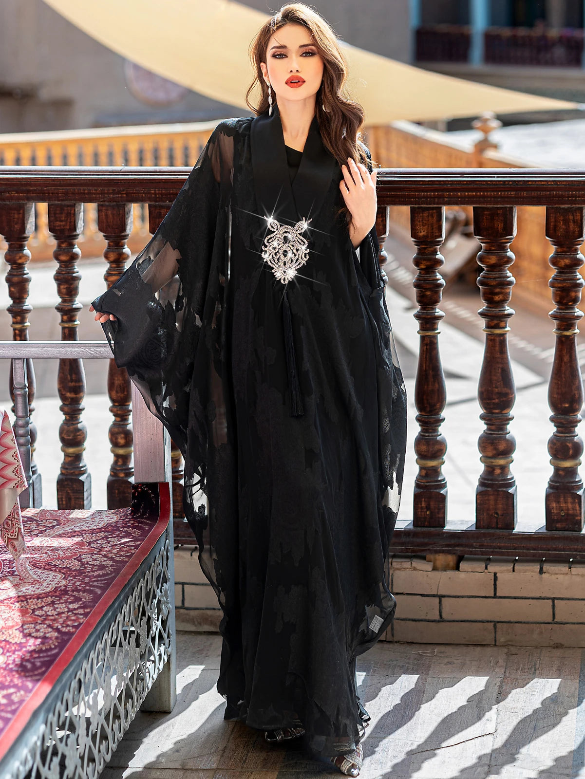 عباية فاخرة مطرزة