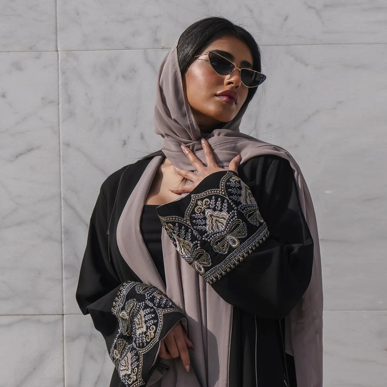 عباية عصرية بأكمام طويلة مطرزة ونقوش جانبية