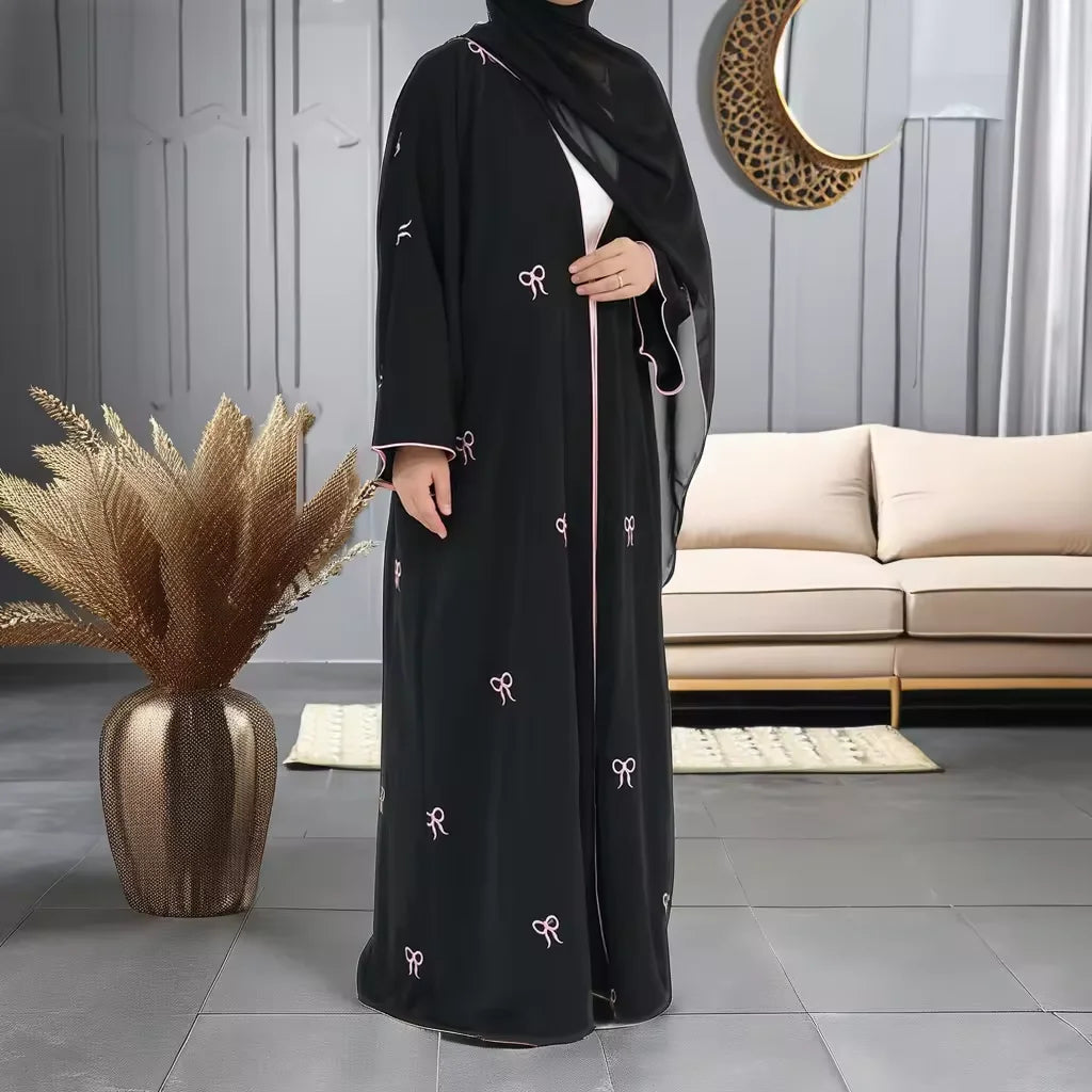 عباية محتشمة مطرزة بتصميم بفيونكة