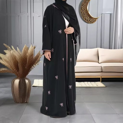 عباية محتشمة مطرزة بتصميم بفيونكة