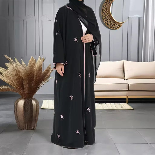 عباية محتشمة مطرزة بتصميم بفيونكة