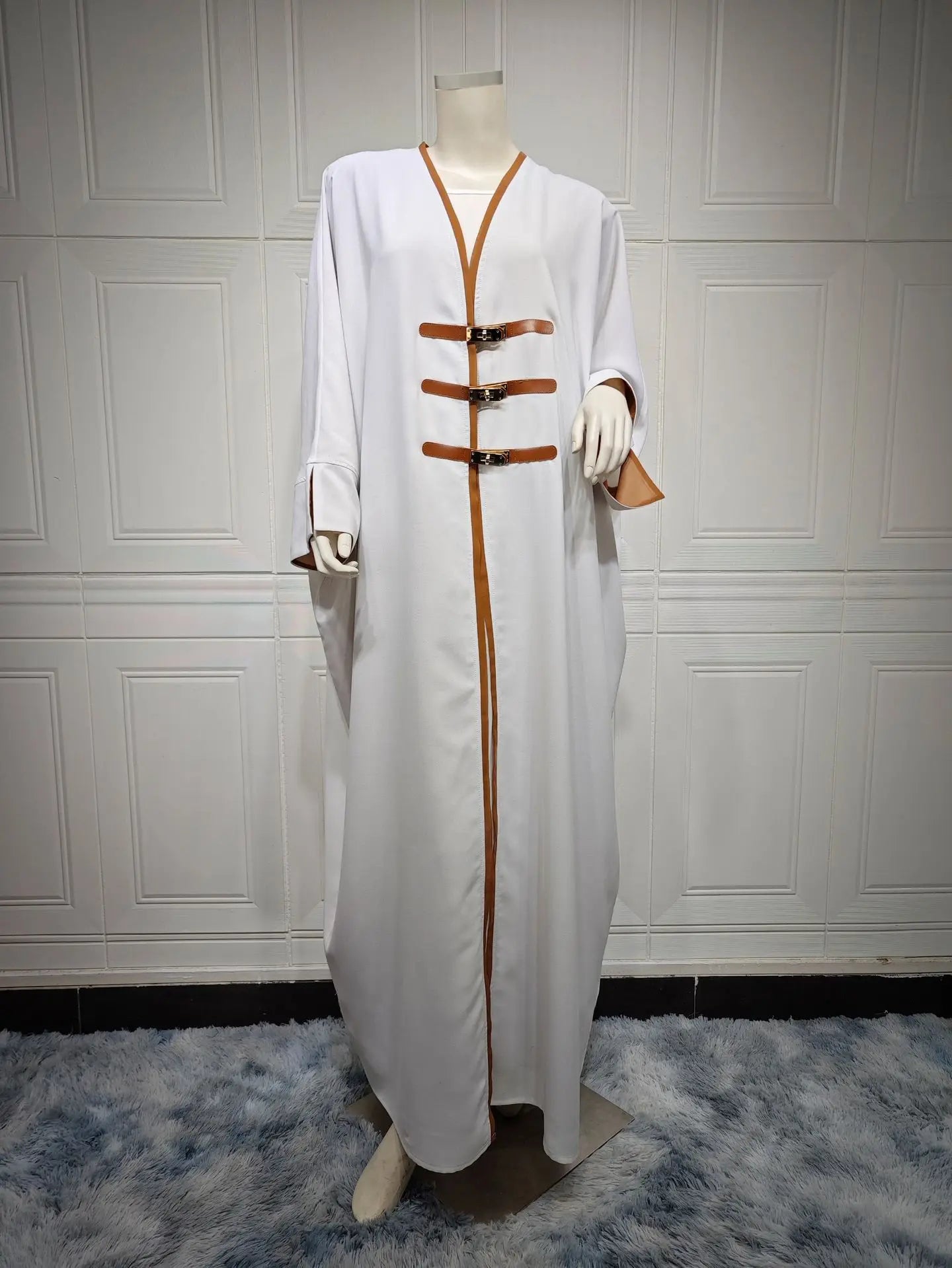 عباية عصرية من الجلد مع مشبك