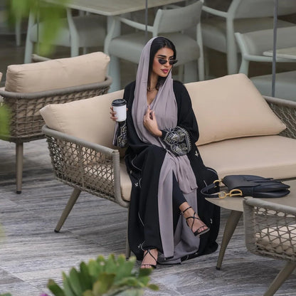 عباية عصرية بأكمام طويلة مطرزة ونقوش جانبية